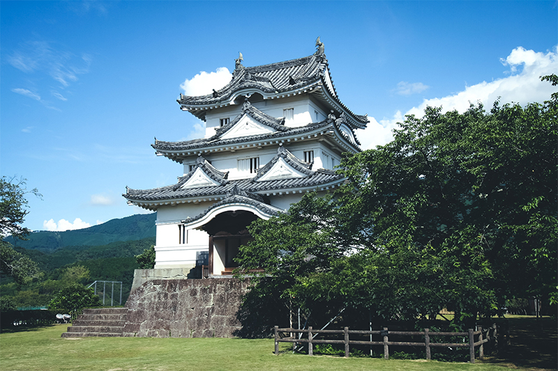 愛媛県のお城。その1 現存天守 松山城と宇和島城。